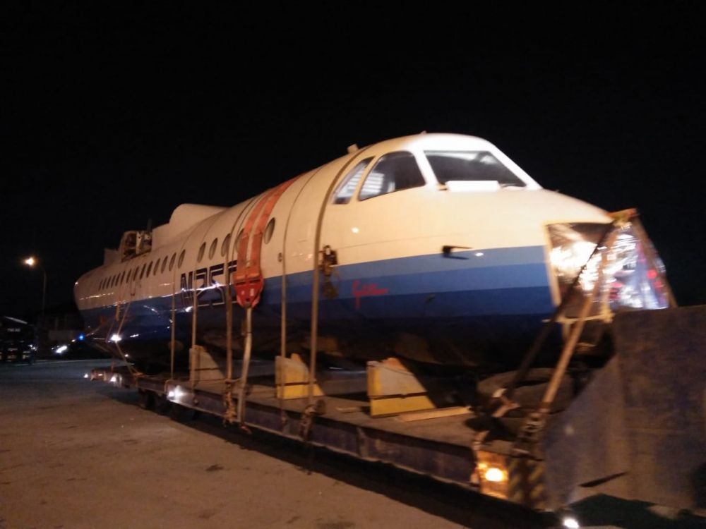 Pesawat N250 Gatotkaca Melintas Melawan Arus di Gerbang Tol Semarang