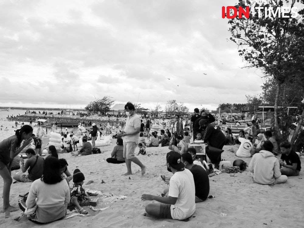 8 Potret Aktivitas Wisatawan saat Weekend  di Pantai Mertasari, Sanur