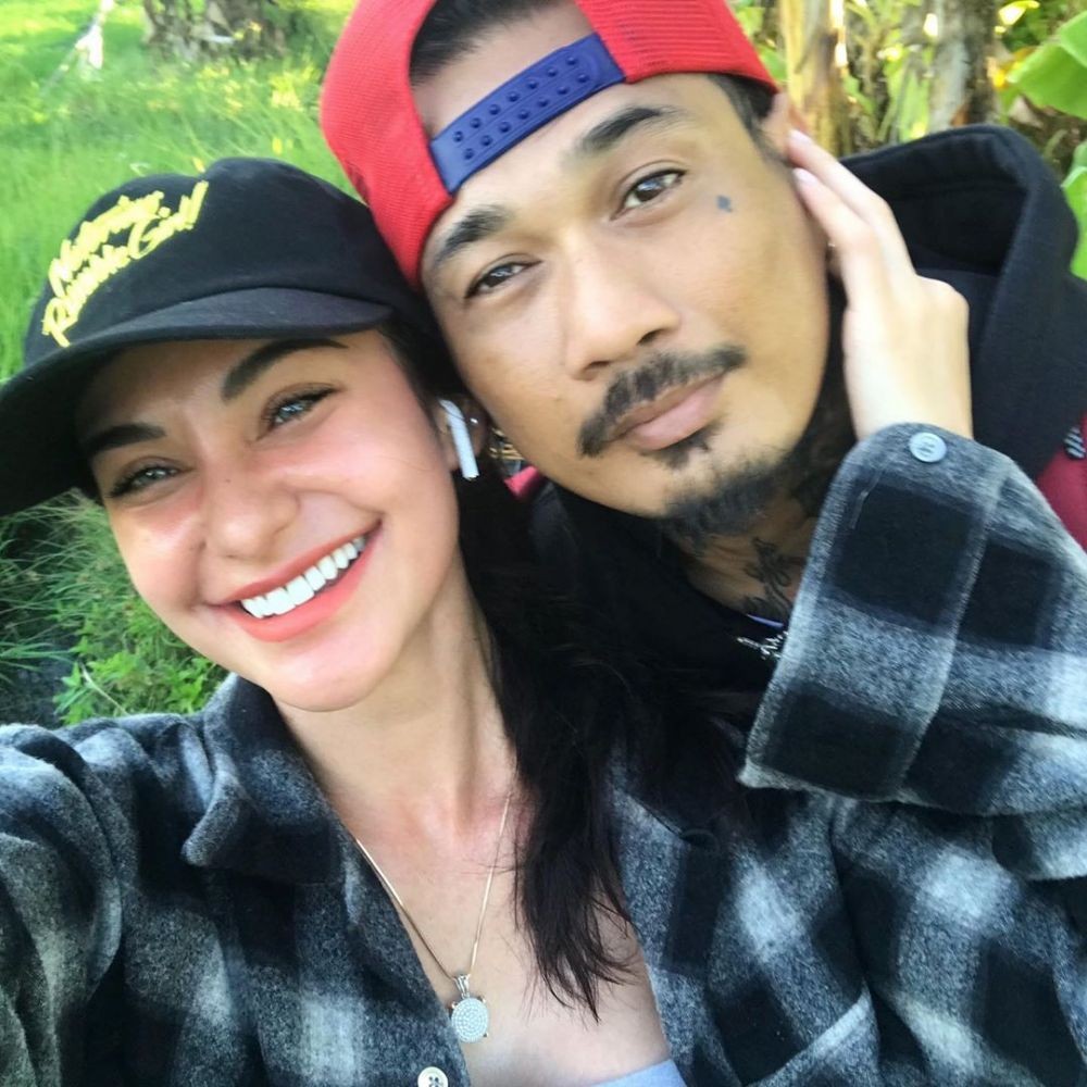 10 Momen Mesra Nora Alexandra Setia Menemani Jerinx saat Suka dan Duka