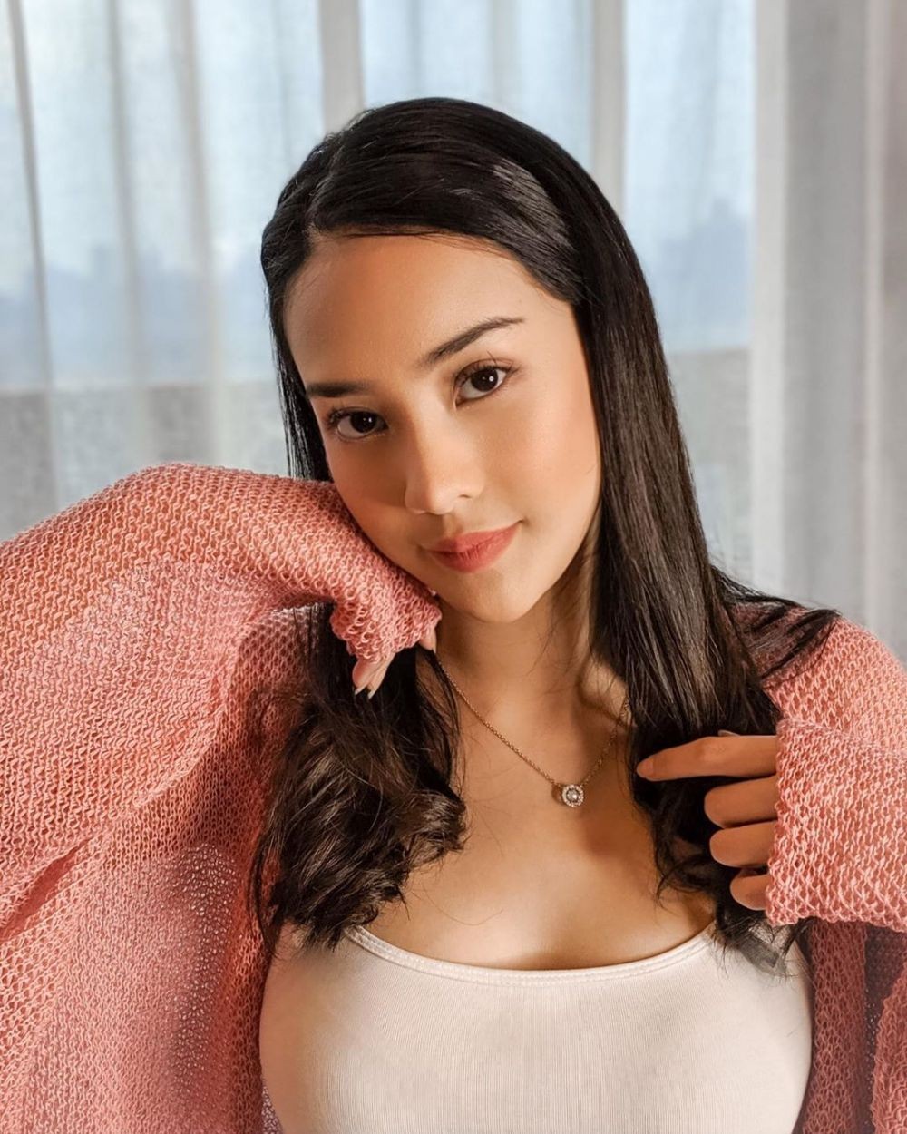 Adu Gaya Memesona Anya Geraldine Vs Marion Jola, Kamu Pilih Siapa?