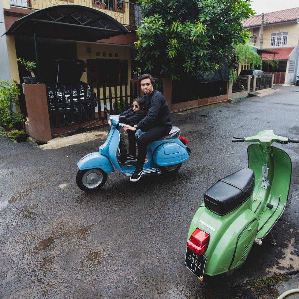 Sederhana Banget, 10 Style OOTD Artis Cowok Indonesia Saat Asuh Anak