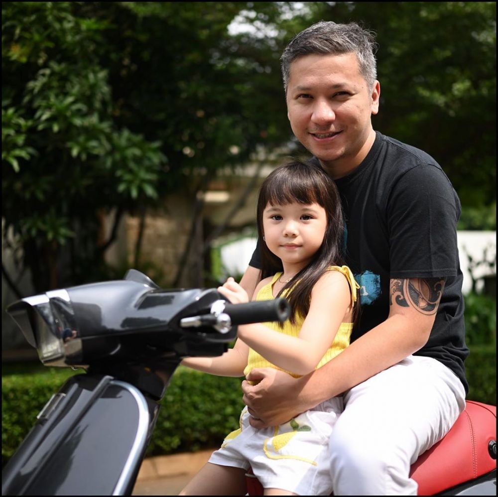Sederhana Banget, 10 Style OOTD Artis Cowok Indonesia Saat Asuh Anak