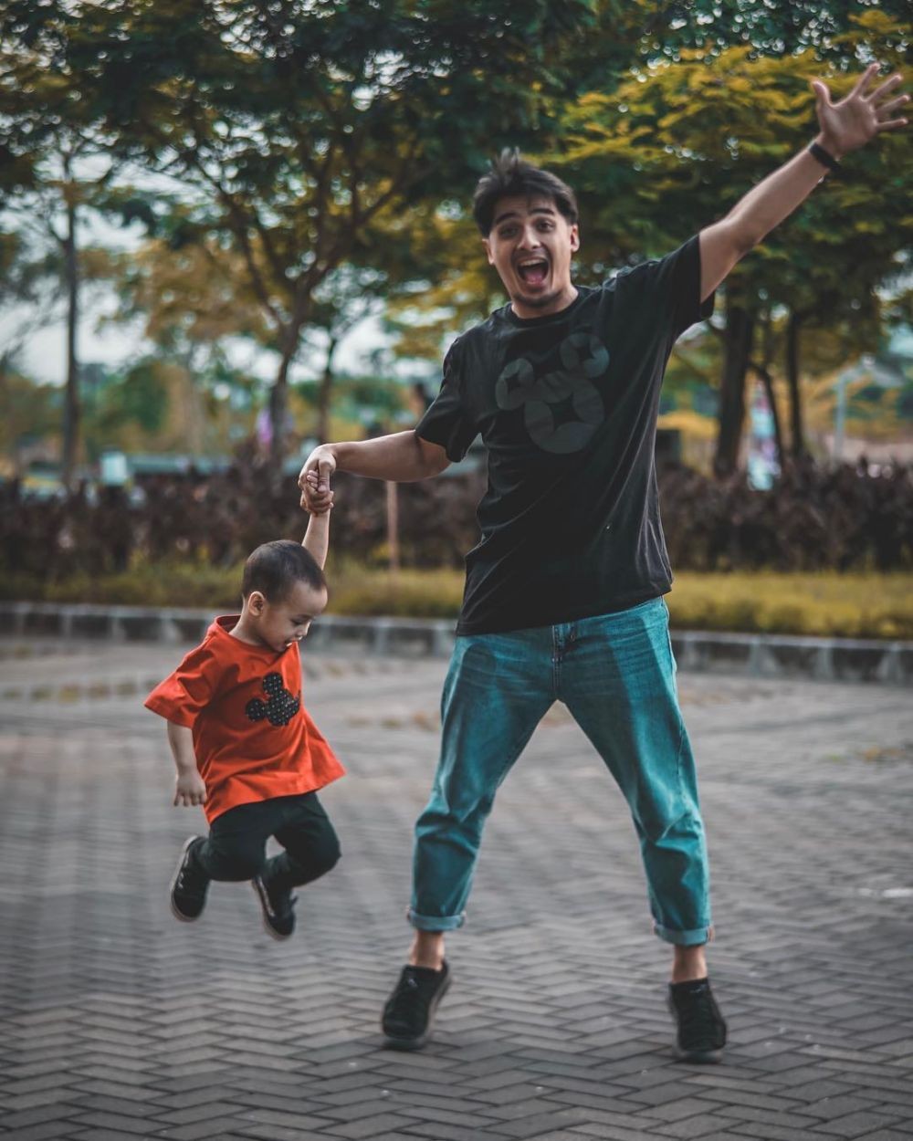 Sederhana Banget, 10 Style OOTD Artis Cowok Indonesia Saat Asuh Anak