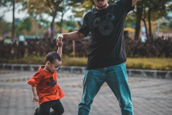 Sederhana Banget, 10 Style OOTD Artis Cowok Indonesia Saat Asuh Anak