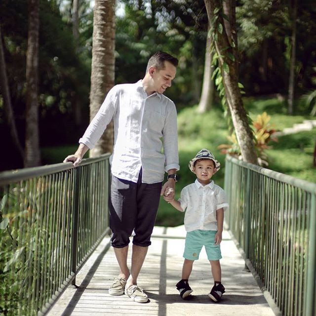Sederhana Banget, 10 Style OOTD Artis Cowok Indonesia Saat Asuh Anak