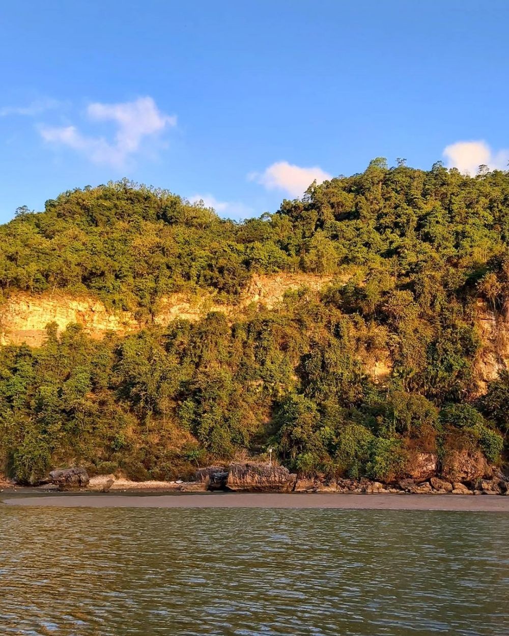 10 Pantai Di Jawa Timur Yang Paling Angker Tetapi Menawan Banget