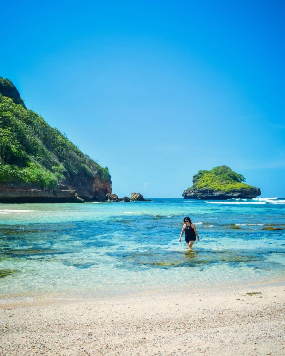 Pantai Di Jawa Timur Yang Paling Angker Tetapi Menawan Banget