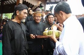 Foto Jadul Jokowi yang Viral Saat Sedang Mencari Kayu Jati di Blora