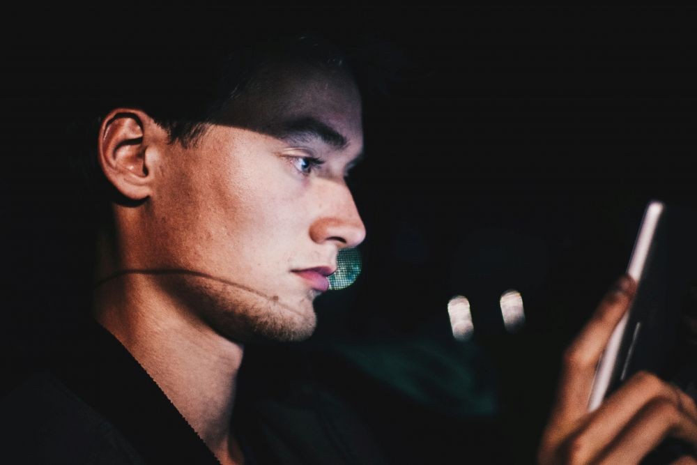 Secret Admirer Sejati Nih, 5 Zodiak yang Jago Sembunyikan Perasaan