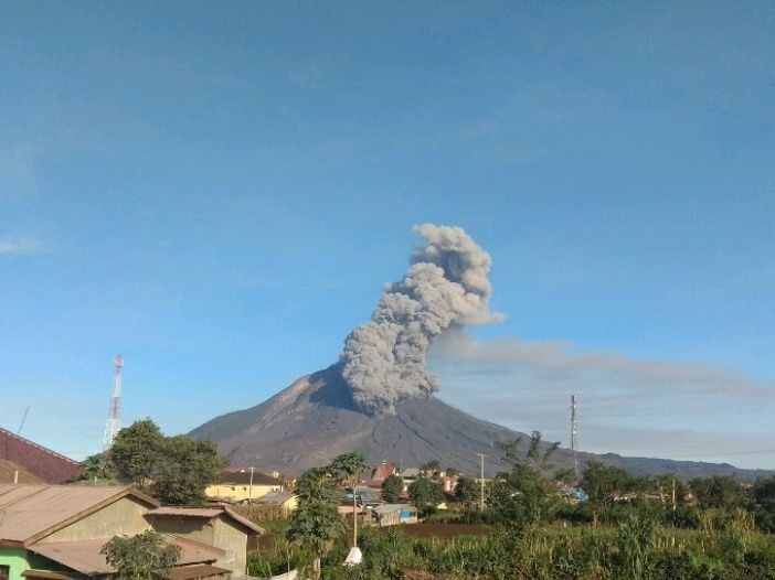 Gunung Sinabung Kembali Erupsi, Warga Dilarang Liburan ke Lau Kawar 