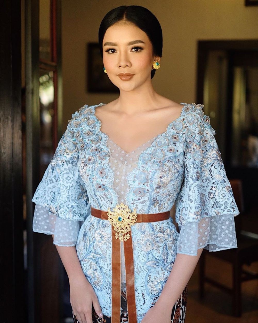 Style dan Makeup Lamaran Dea Rizkita