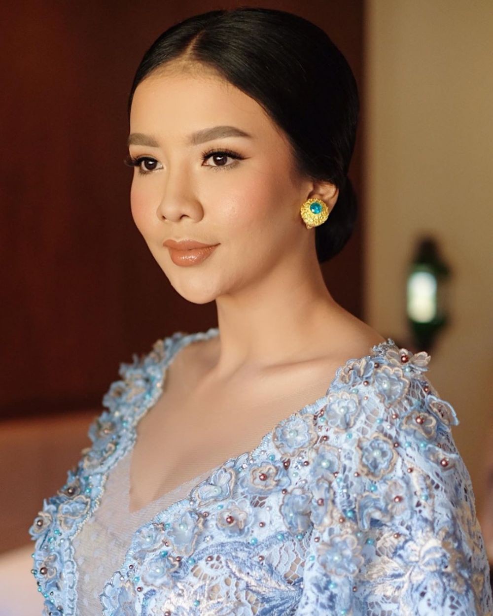 Style dan Makeup Lamaran Dea Rizkita