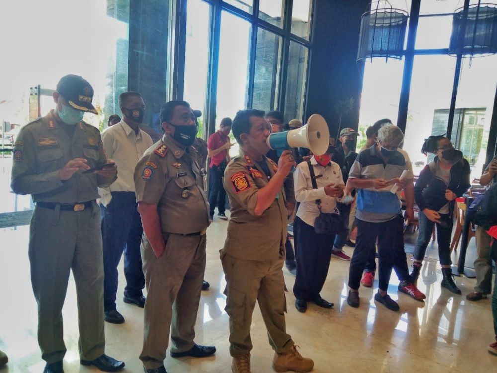Pensiunan Polisi di Semarang Tertangkap Mengemis Jadi Manusia Silver