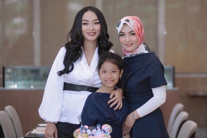 Bikin Adem, 9 Potret Zaskia Gotik-Suami, Imel Putri, dan Anak Tiri
