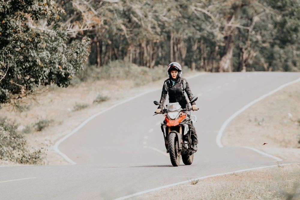 Kece Badai! Wika Salim dan 8 Potret Artis Hobi Kendarai Motor