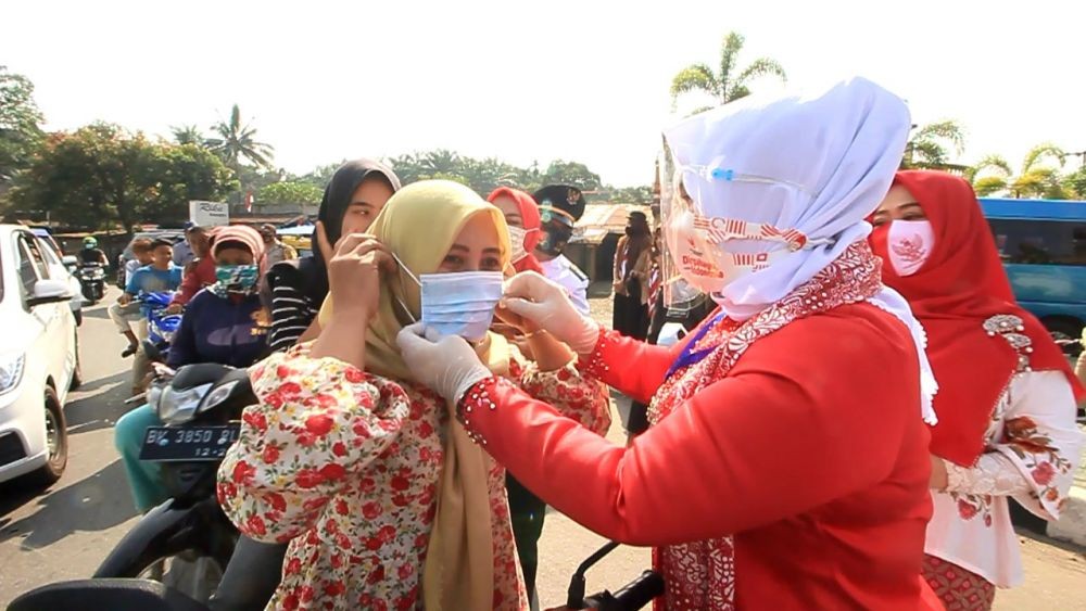 Cegah Penyebaran COVID-19, Ibu-ibu Bagi 30 Ribu Masker di Langkat