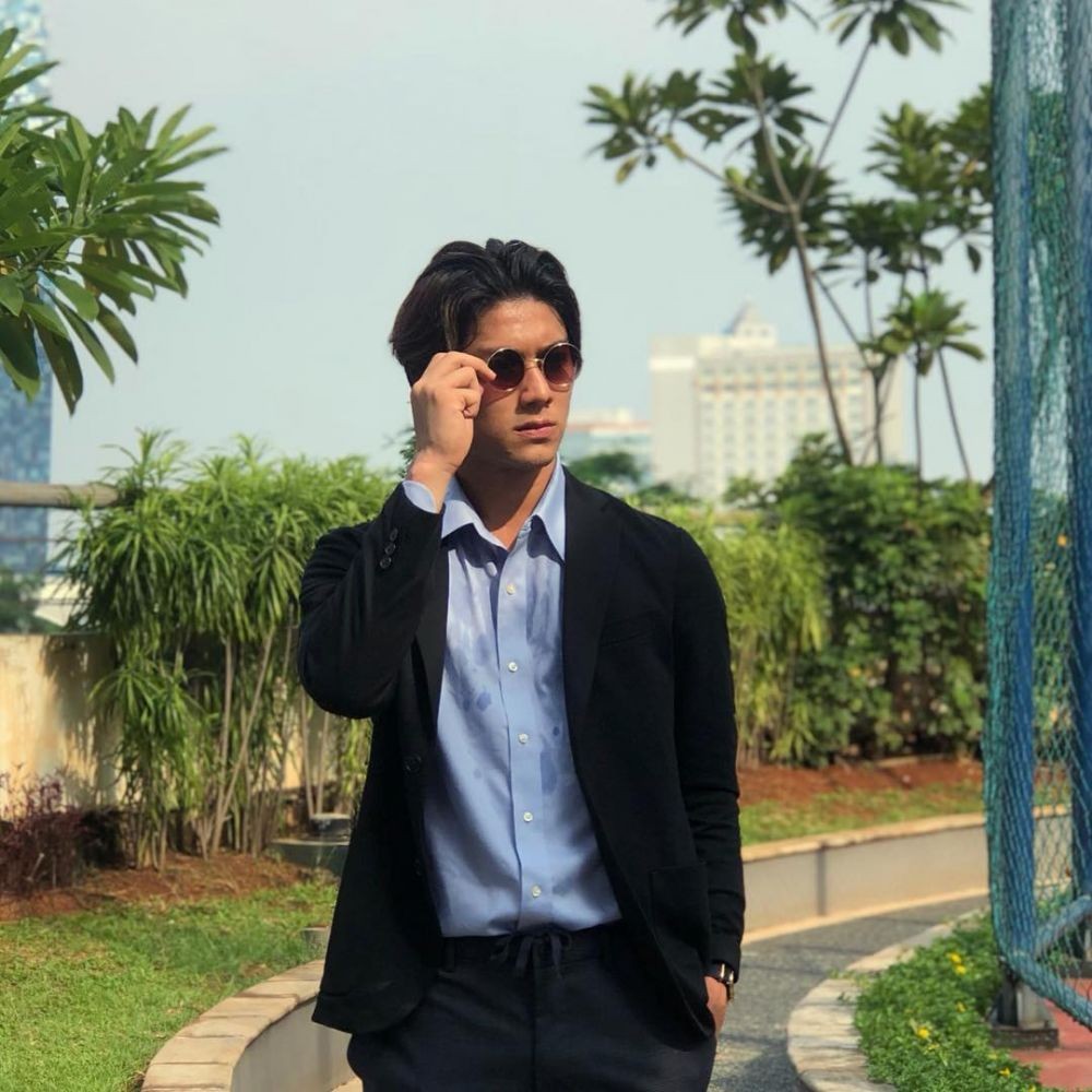 Gagah Banget dan Bikin Meleleh, 10 Potret Kece Rizky Billar Pakai Jas