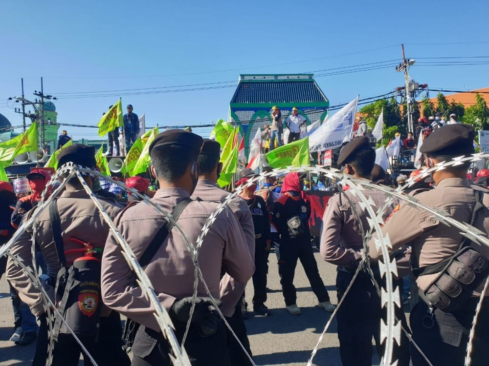 Buruh Demo Lagi Di Surabaya, Polisi Terjunkan 1.801 Personel