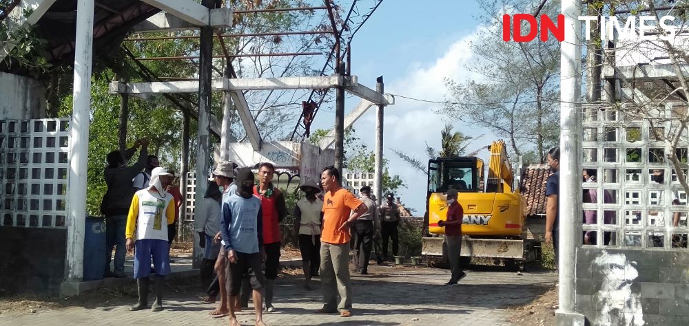 STA Desa Srigading Akan Dirobohkan, Petani Ancam Bakar Alat Berat