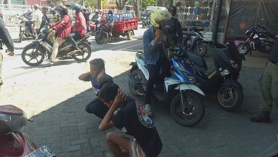 Nekat Tak Pakai Masker, 135 Warga Semarang Rela KTP Disita dan Menyapu