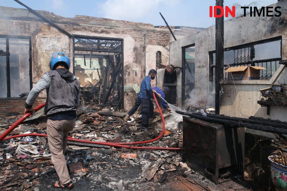 Kebakaran Pasar Wage, 10 Unit Damkar Berjibaku Padamkan Amukan Api