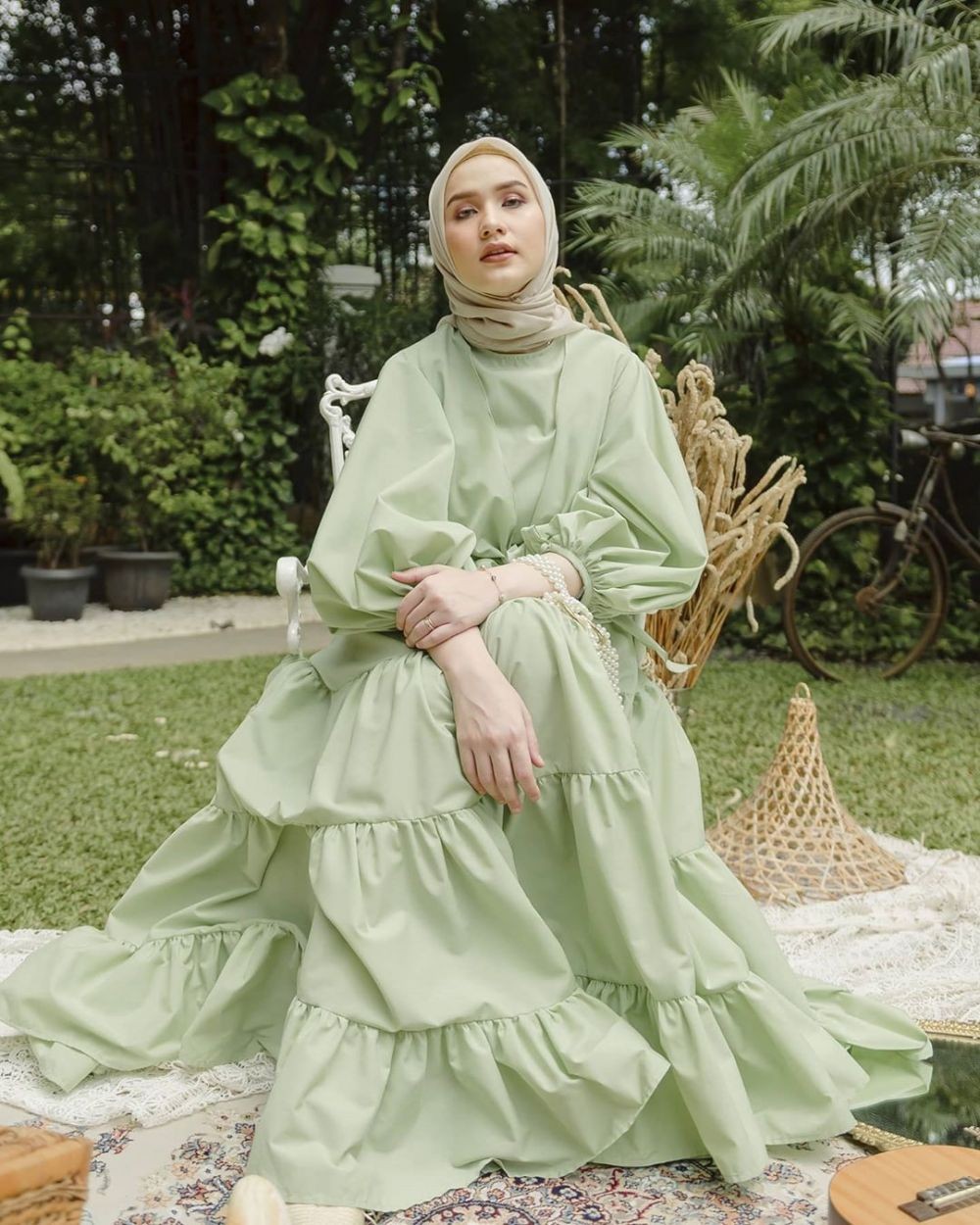 9 Busana Karya Mendiang Barli Asmara dengan Model Artis dan Selebgram