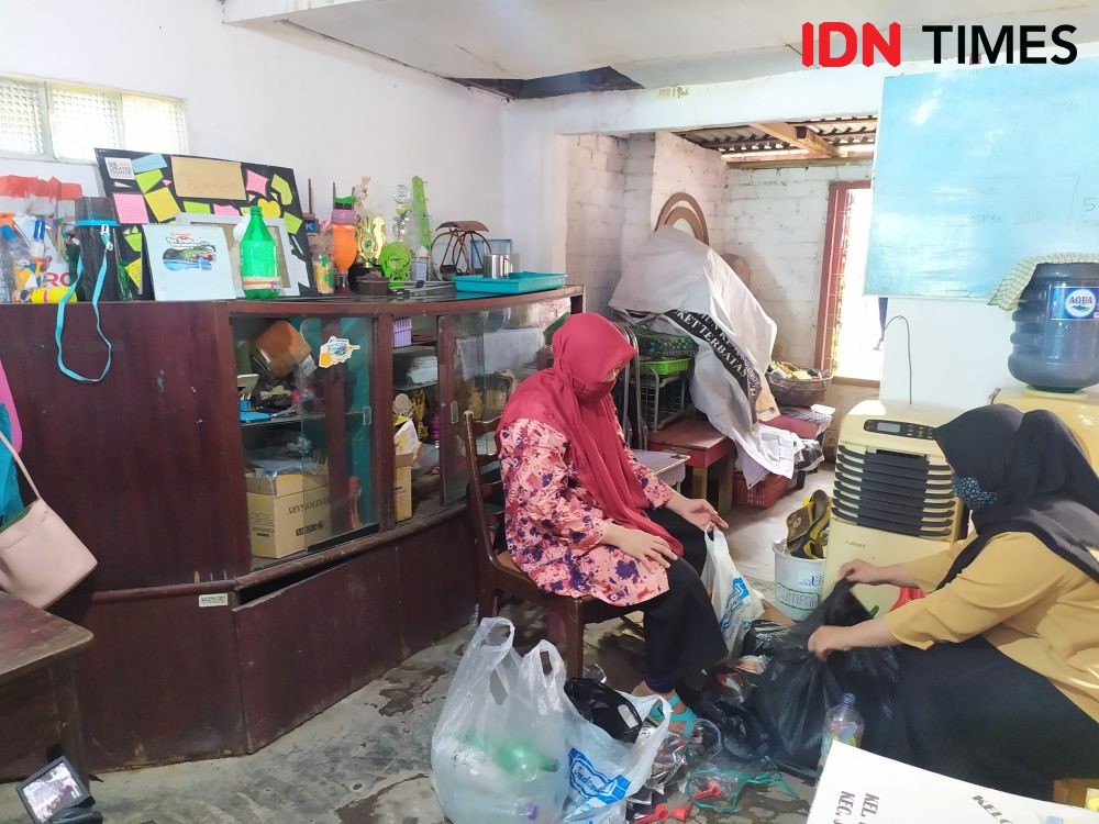 Mengunjungi TK Junjung Birru Palembang, Bayar SPP Pakai Sampah!