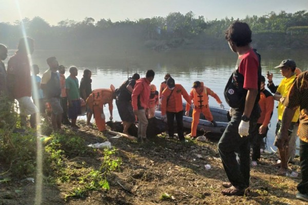 Dikenal Angker, Ahli Spiritual Ikut Cari Korban Tenggelam di Bengawan Solo