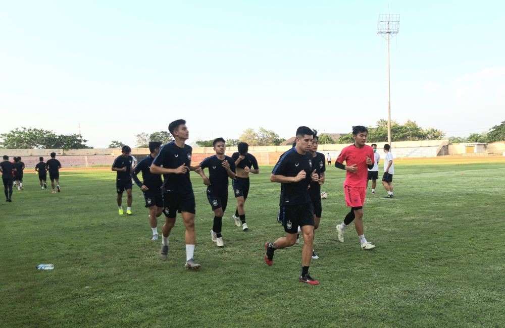Pemain PSIS Semarang Latihan Lagi Pakai Rumput Sintetis di Citarum