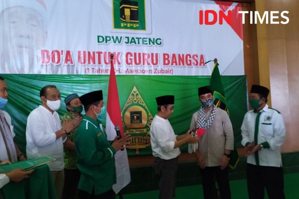 Ketua PPP Jateng Kalungkan Syal Palestina Kepada Gibran, Apa Maksudnya?