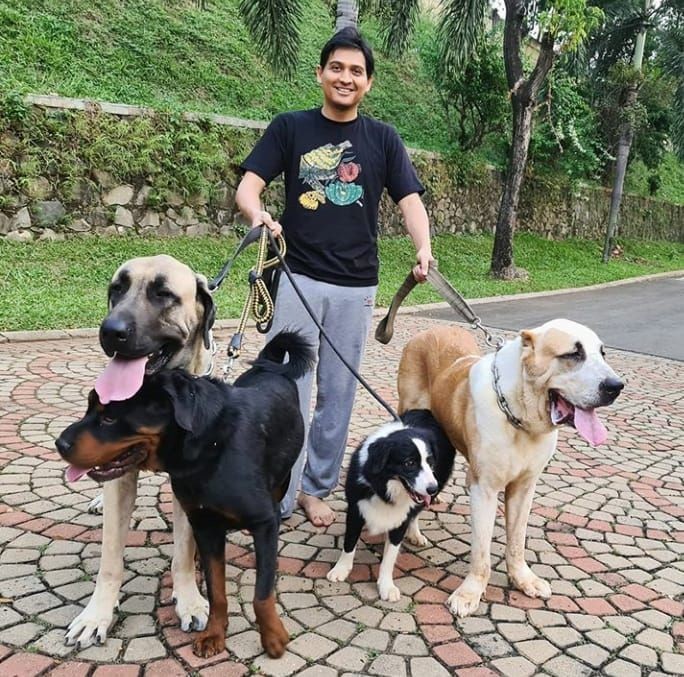Bak Keluarga, Potret Bima Aryo hingga Sophia Latjuba dengan Anjingnya