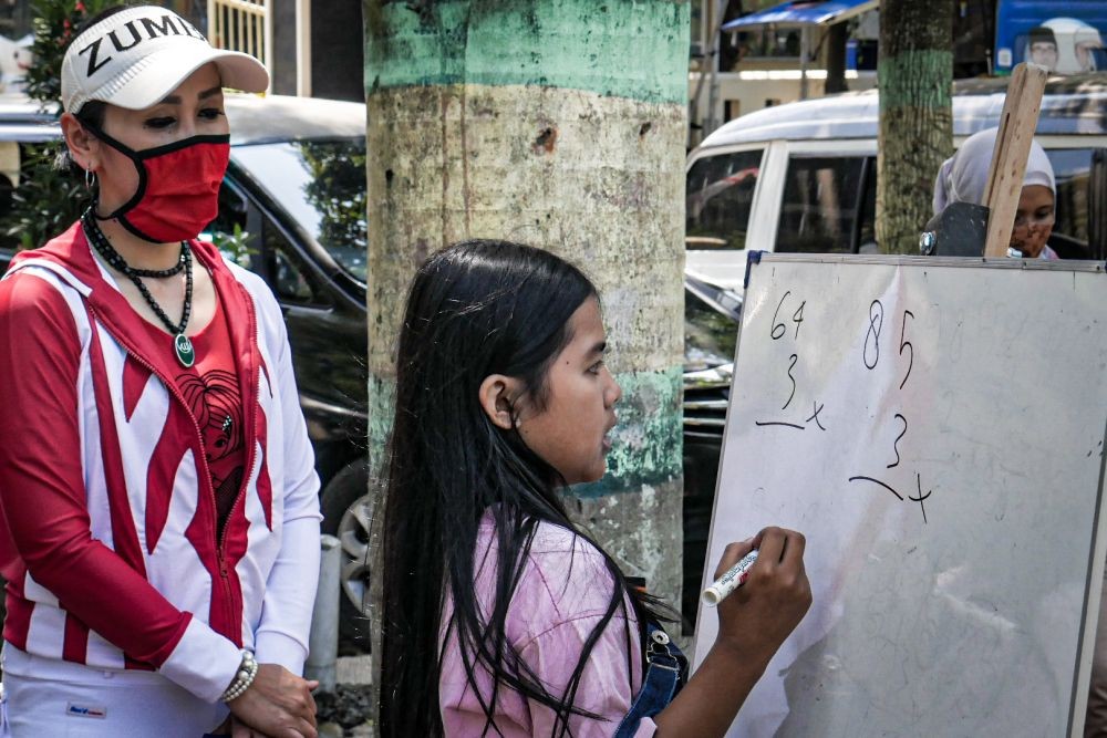 Perangi Buta Huruf, Sekolah Anak Jalanan Digelar di Alun-alun Cimahi