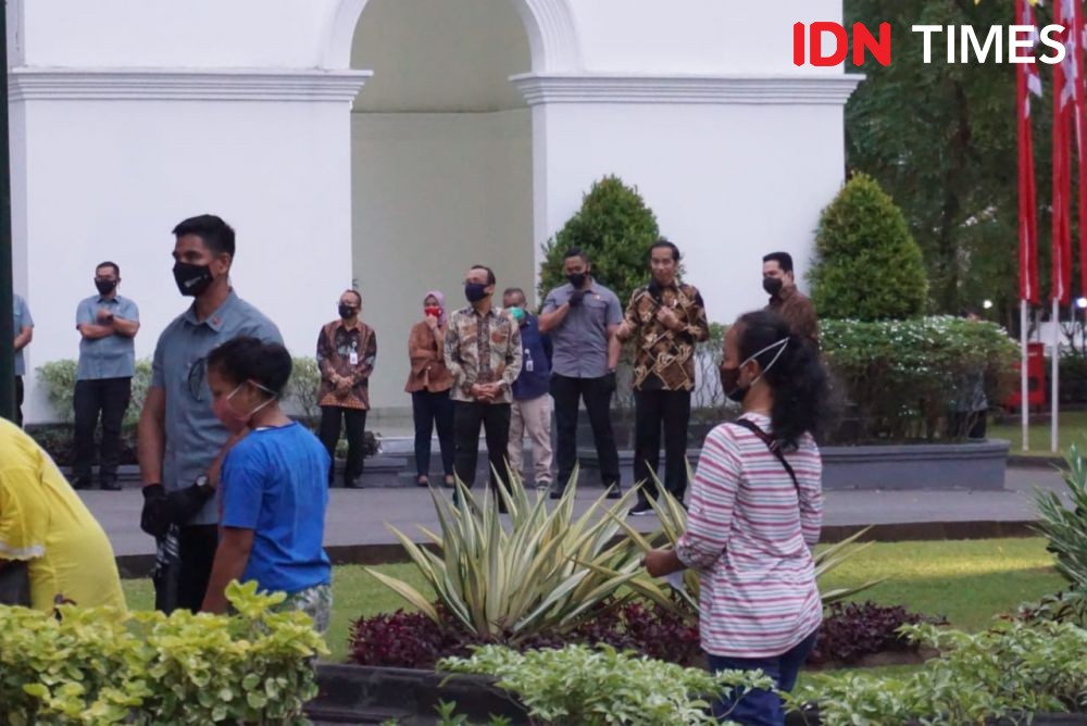 Jokowi Bagi-bagi Ribuan Paket Sembako, Antrean Warga Mengular