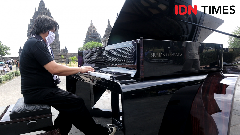 Piano Buatan Indonesia Seharga Rp2.5 M Dimainkan di Candi Prambanan