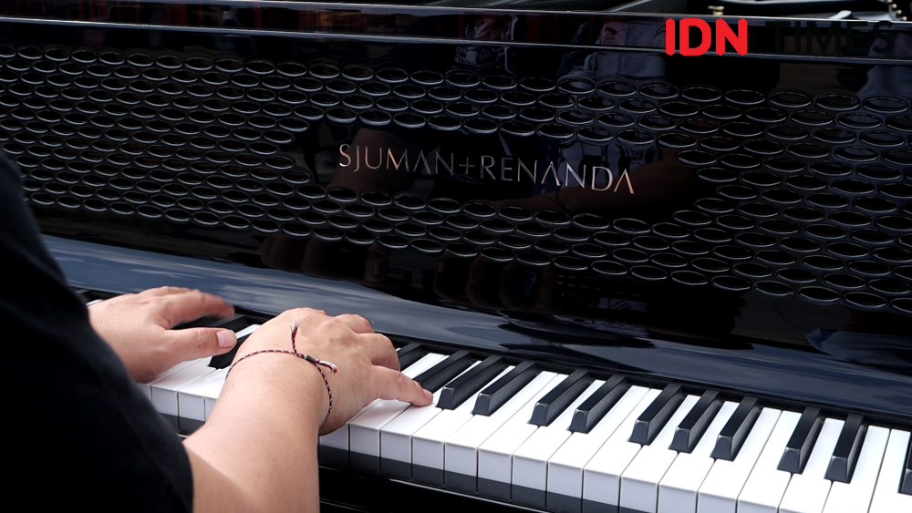 Piano Buatan Indonesia Seharga Rp2.5 M Dimainkan di Candi Prambanan