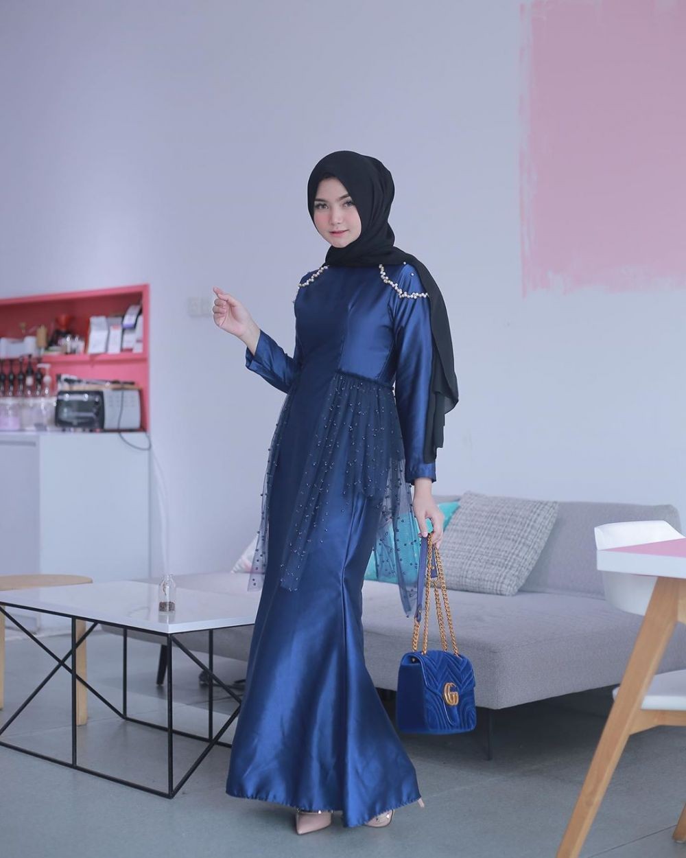 10 Gaya Kondangan Hijab pakai Dress Biru, Simpel dan Anggun