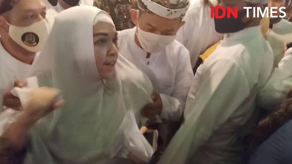 Penobatan Sultan Sepuh XV Keraton Kasepuhan Cirebon Diwarnai Penolakan