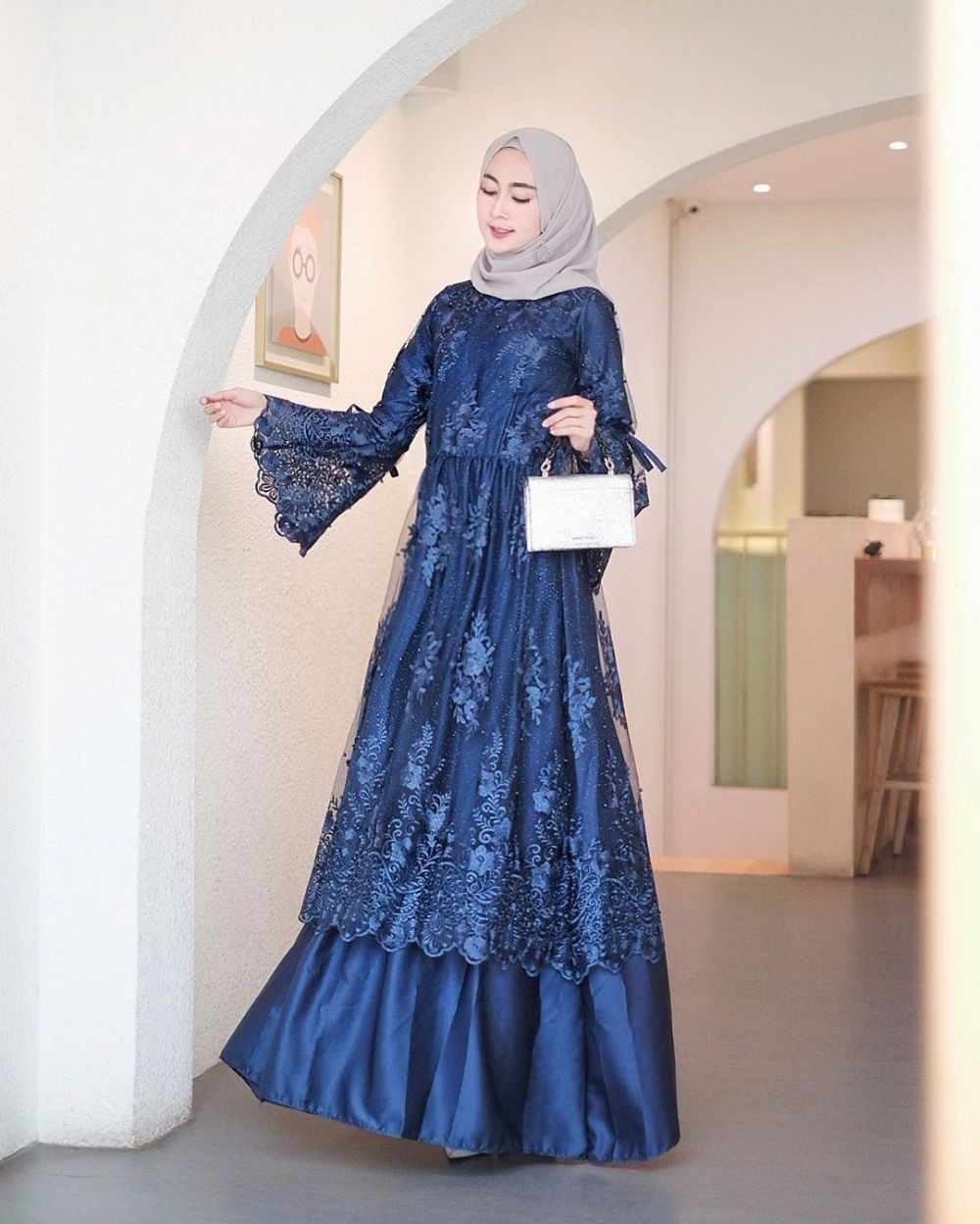 10 Gaya Kondangan Hijab pakai Dress Biru, Simpel dan Anggun