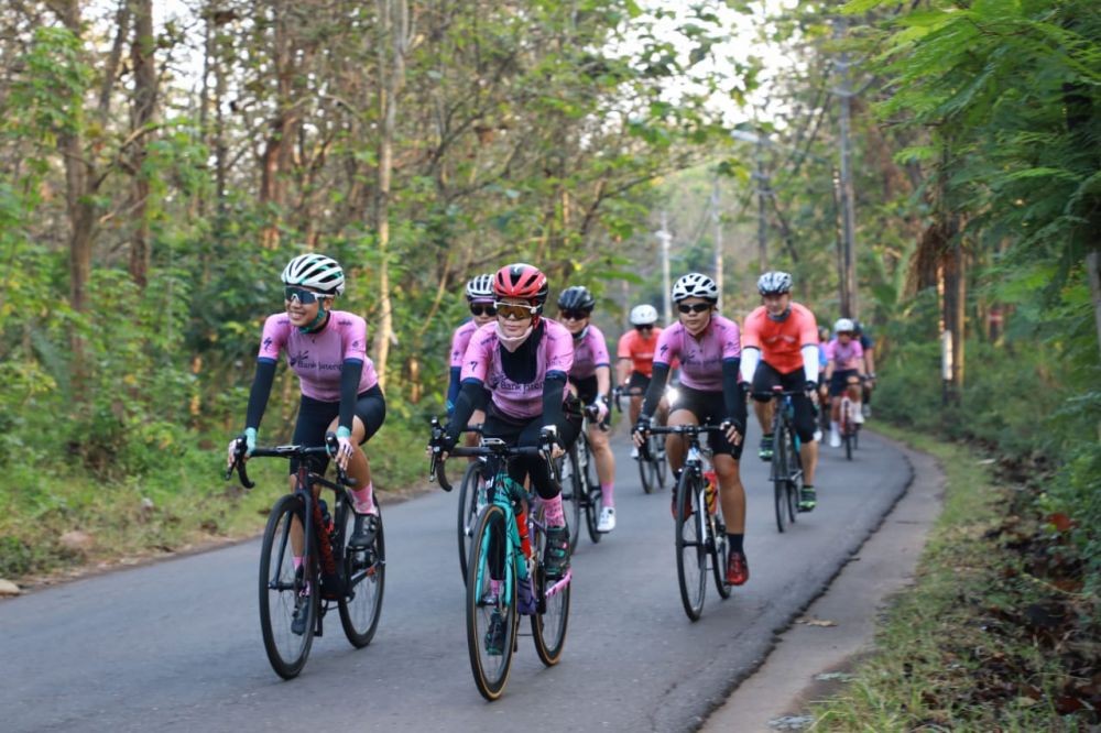 Diajak Gowes Tour de Borobudur, Nirina Zubir Ngaku Bikin Jantungan