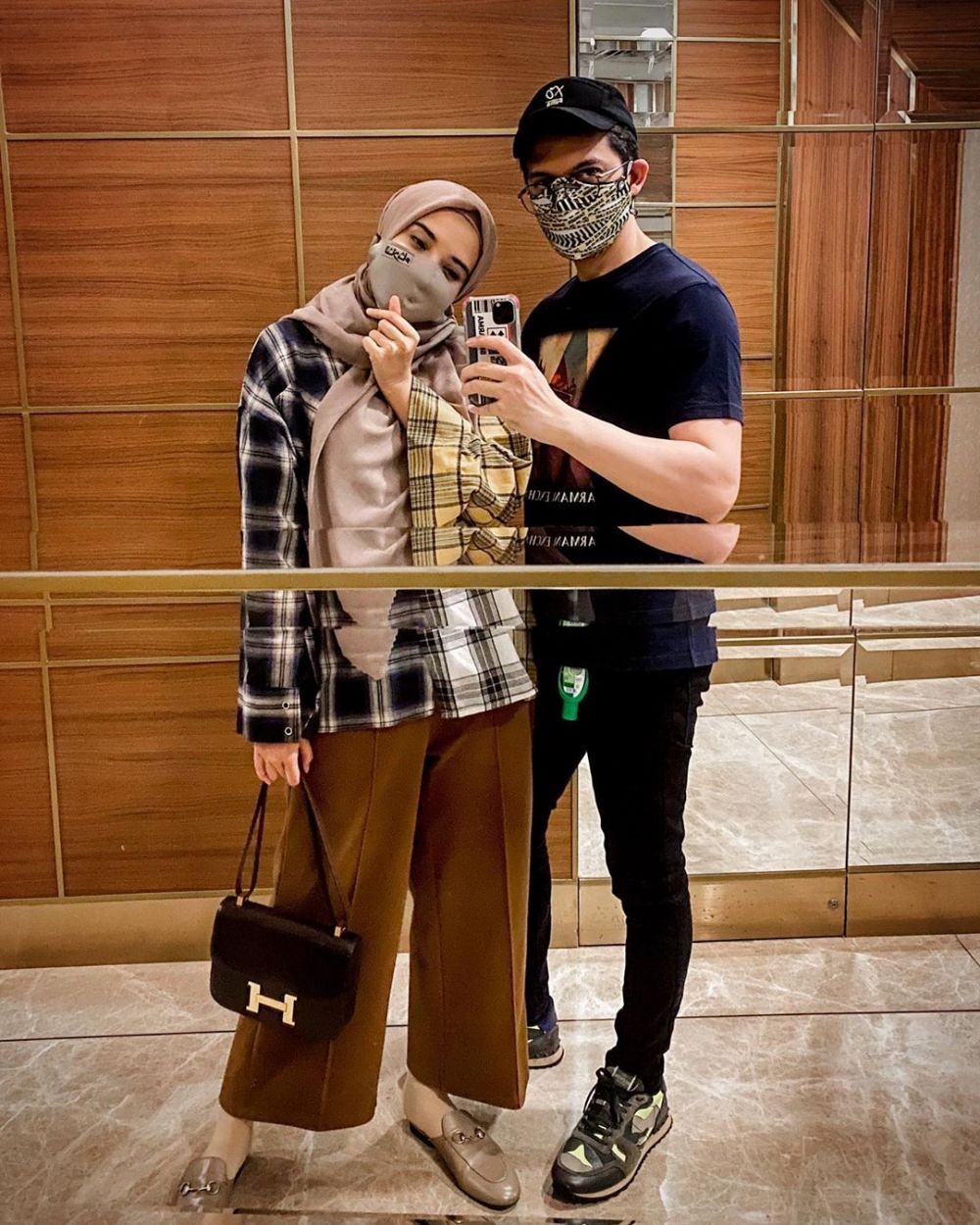 Selalu Kompak! 10 Referensi Gaya Couple Zaskia Sungkar dan Irwansyah