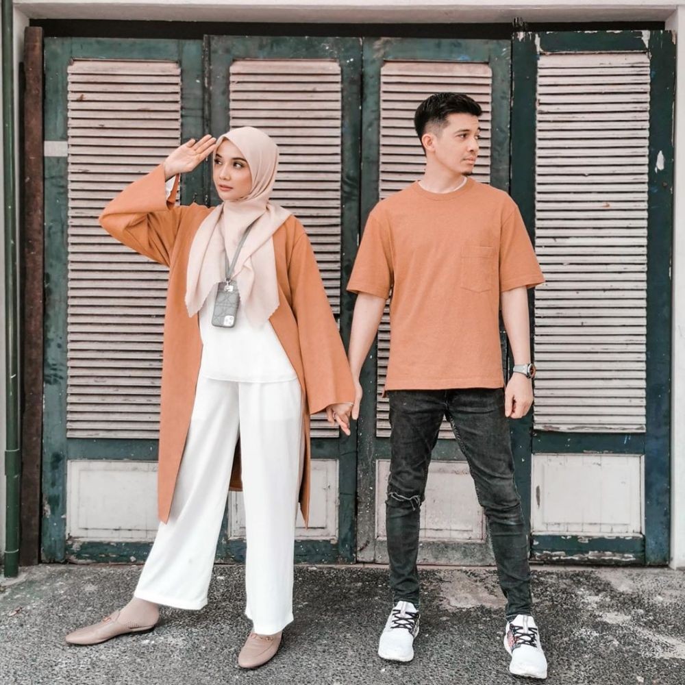 Selalu Kompak! 10 Referensi Gaya Couple Zaskia Sungkar dan Irwansyah