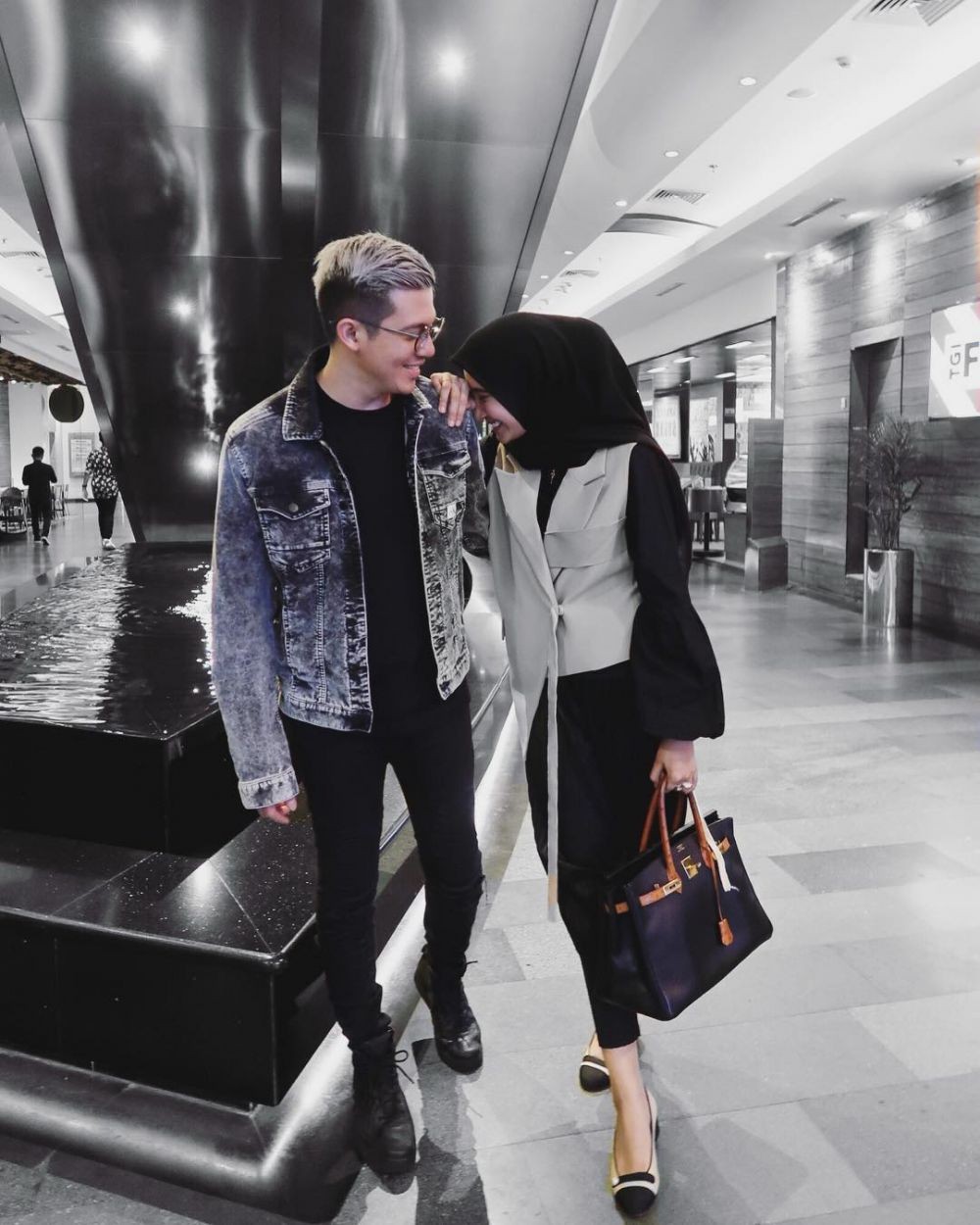 Selalu Kompak! 10 Referensi Gaya Couple Zaskia Sungkar dan Irwansyah