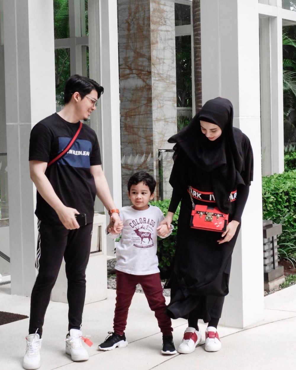 Selalu Kompak! 10 Referensi Gaya Couple Zaskia Sungkar dan Irwansyah
