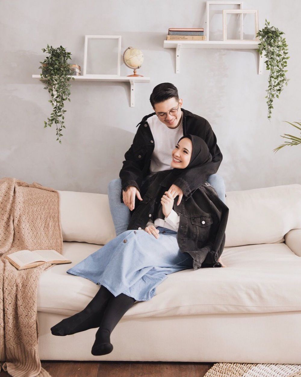 Selalu Kompak! 10 Referensi Gaya Couple Zaskia Sungkar dan Irwansyah