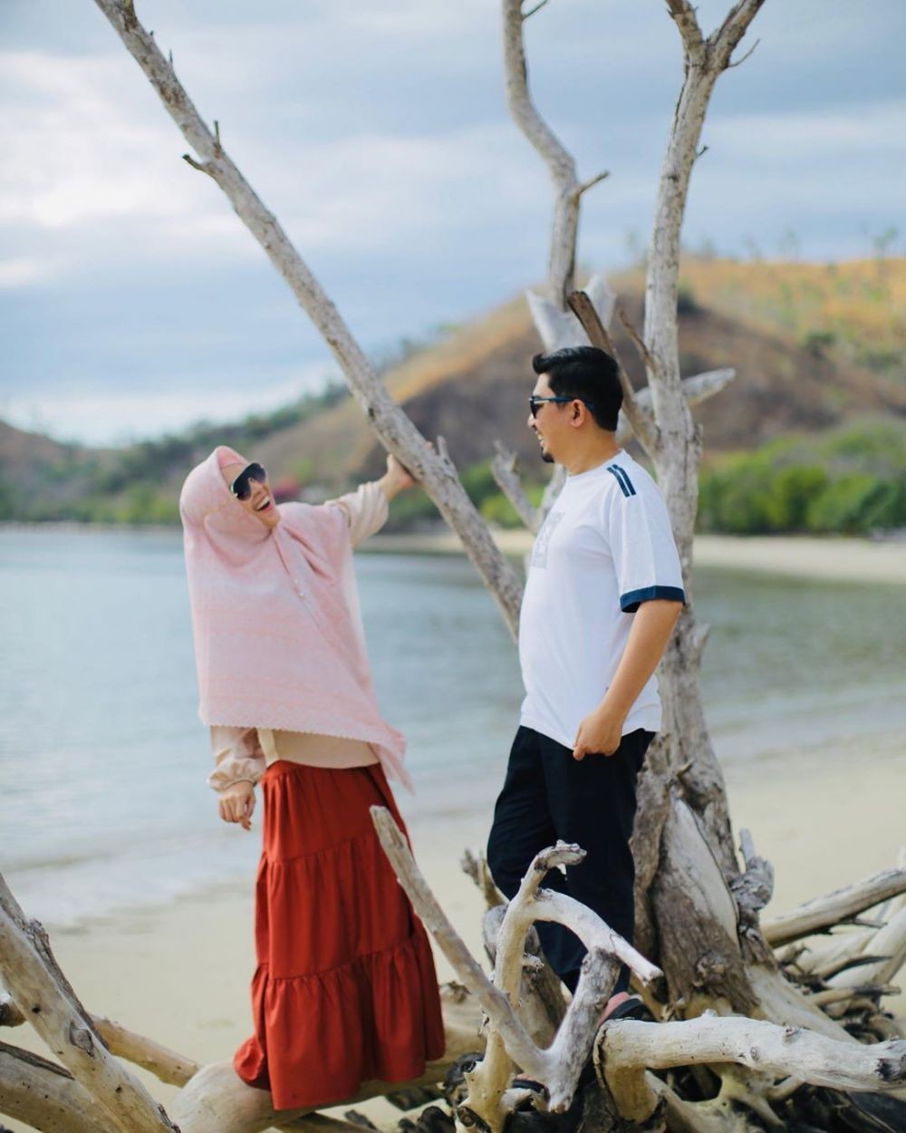 10 Potret Kece Ustaz Solmed dan April Jasmine Liburan, Bak ABG Kencan