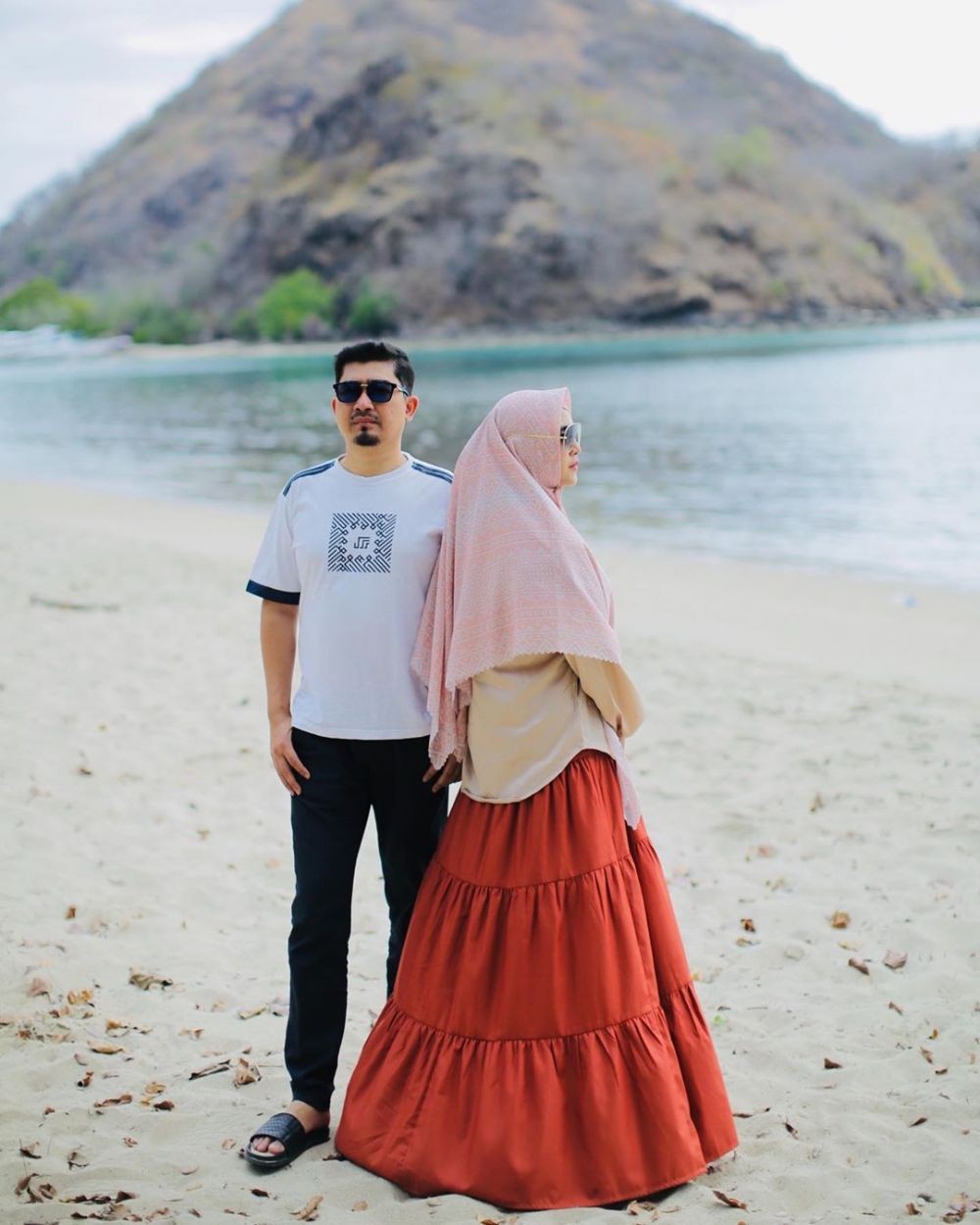 10 Potret Kece Ustaz Solmed dan April Jasmine Liburan, Bak ABG Kencan