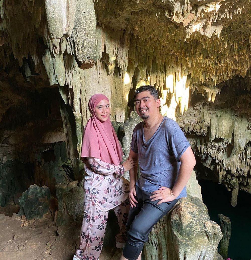 10 Potret Kece Ustaz Solmed dan April Jasmine Liburan, Bak ABG Kencan