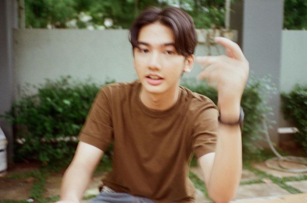 Curi Perhatian, Ini 10 Foto Ari Irham Berpotongan Rambut Belah Tengah