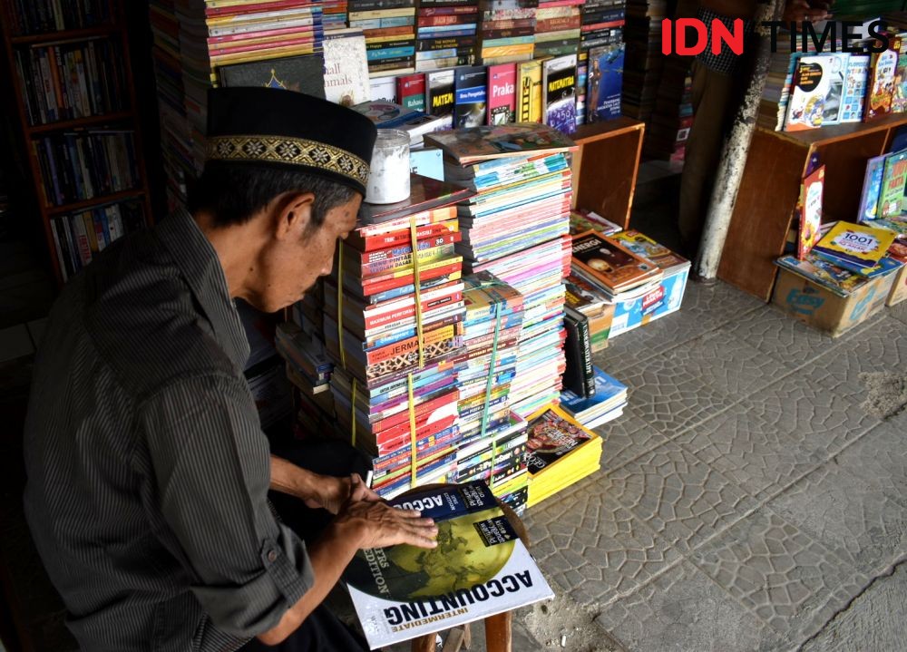 Sepi Akibat COVID, Penjual Buku Pasar Palasari Optimalkan e-Commerce