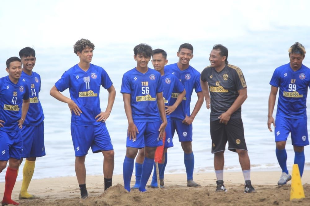 Arema FC Gelar Latihan Fisik di Pantai, Sejumlah Pemain Absen  